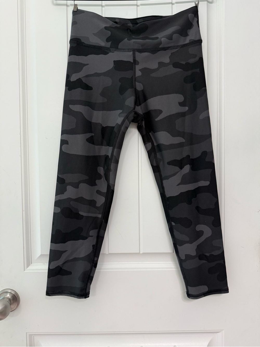 BECCA Black & Gray Camo Capri Leggings Athletic Athleisure Yoga Pants Large